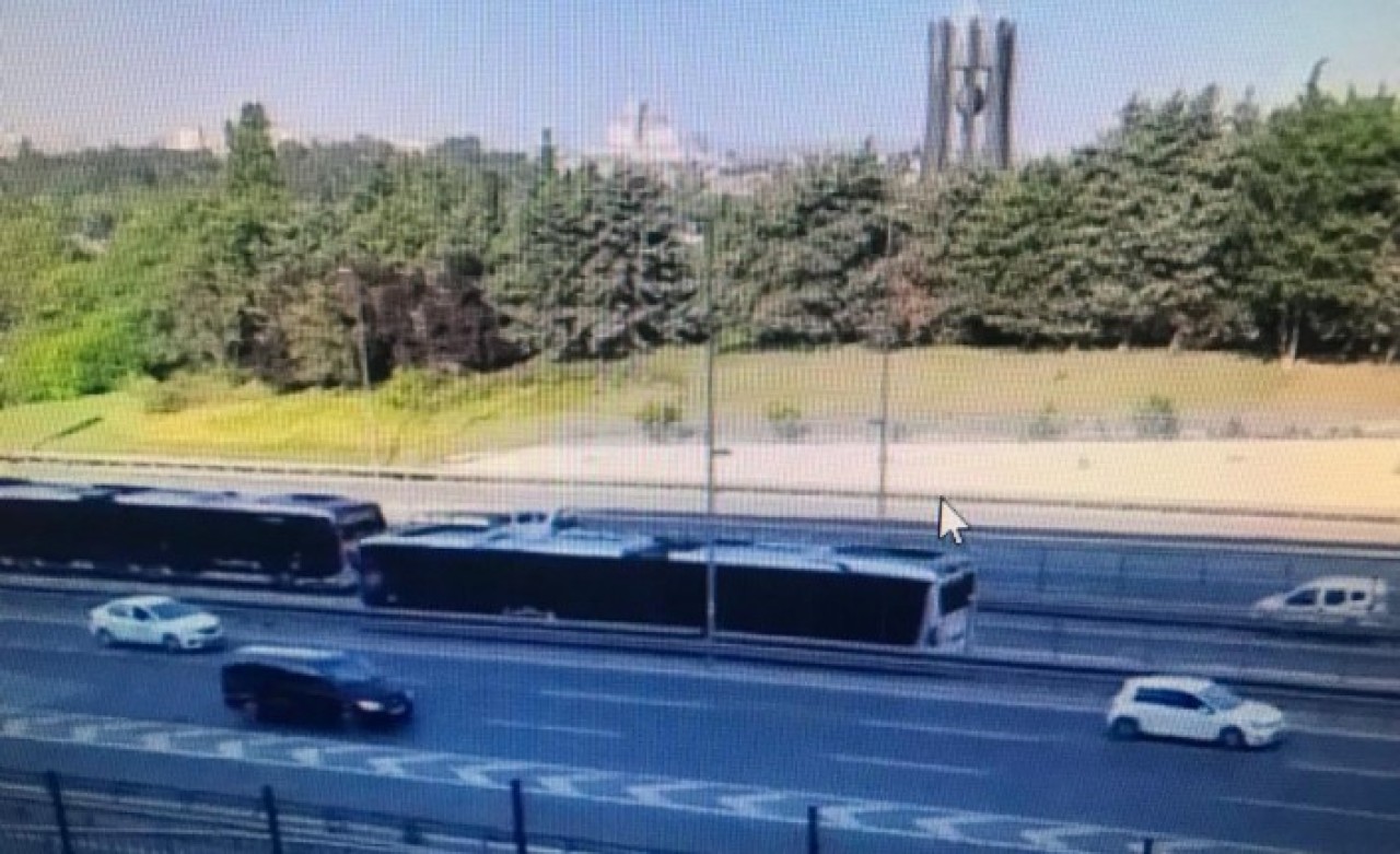 İstanbul'da arızalanarak yolda kalan metrobüslere bir yenisi daha eklendi