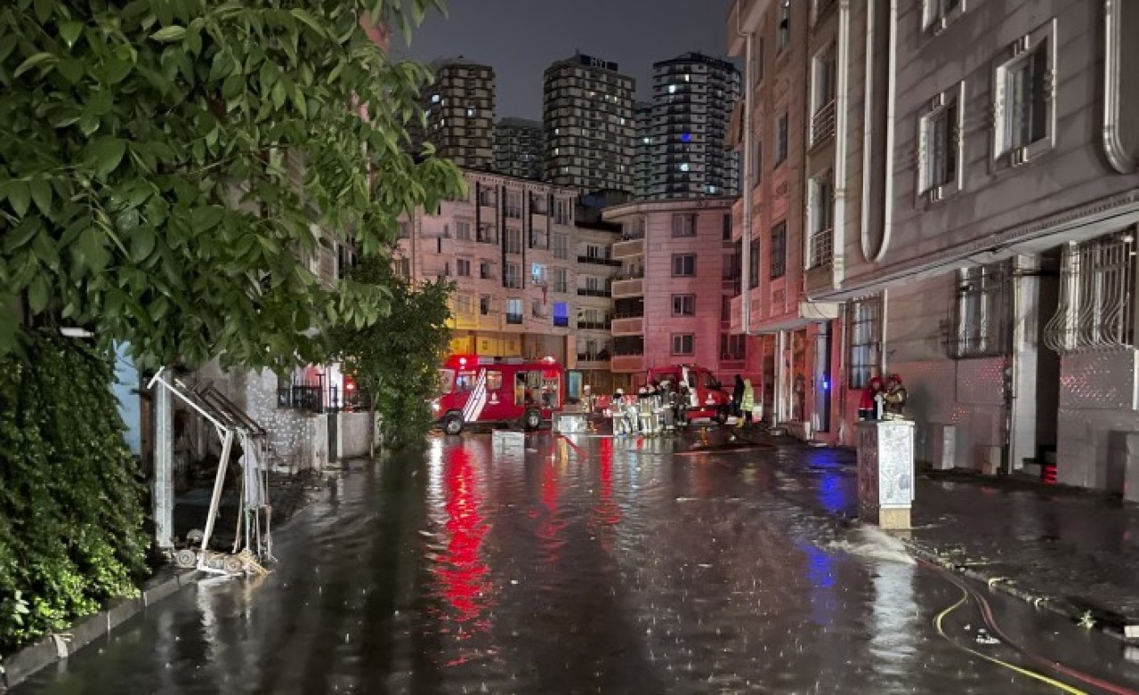 İstanbul'da gök gürültülü sağanak sürüyor: Pek çok ilçede su baskını