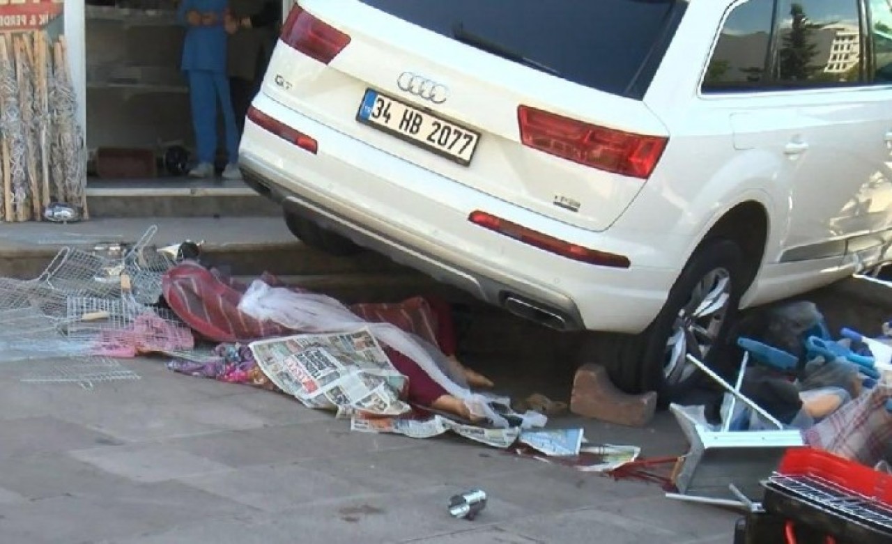 İstanbul'da Hüseyin Özcan Başeğmezler'in kontrolünü kaybettiği otomobil kaldırıma çıkarak iki kadına çarptı: Nevrişan Bilen öldü