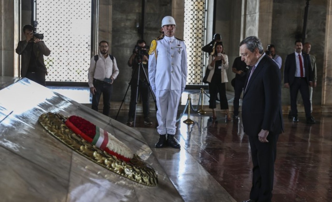İtalya Başbakanı Draghi Ankara'da: İlk yaptığı iş Anıtkabir'i ziyaret etmek oldu. Erdoğan,  resmi törenle karşıladı