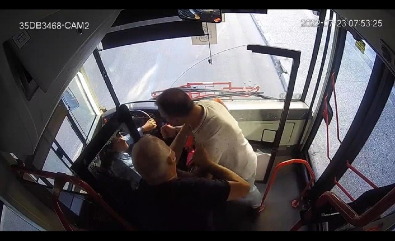 İzmir'de kadın belediye otobüsü şoförüne yumruklu saldırı anı kamerada