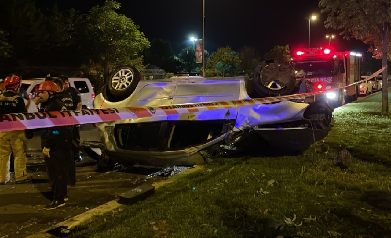 Kartal'da Hüsniye Tuna'nın kontrolünü kaybettiği otomobil,  ağacı yerinden sökerek takla attı