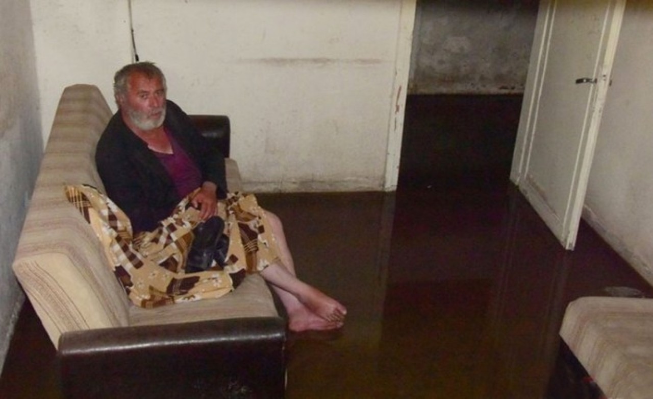 Kazı Kazan'dan büyük ikramiye çıktı,  hayatı değişti: Şimdi lağım suları içinde yaşıyor