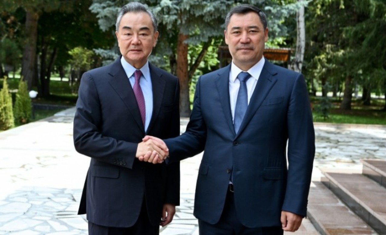 Kırgızistan Cumhurbaşkanı Caparov,  Çin Dışişleri Bakanı Vang ile görüştü