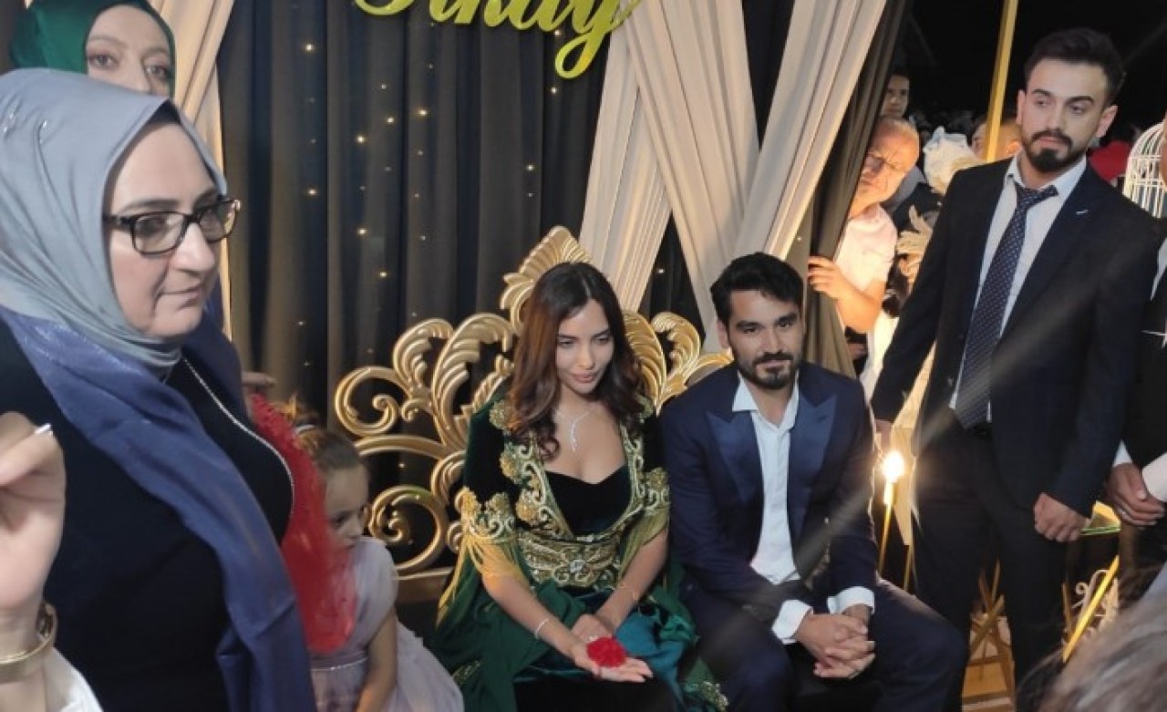 Manchester City'in yıldızı model sevgilisiyle Balıkesir'de kır düğünü yaparak evlendi