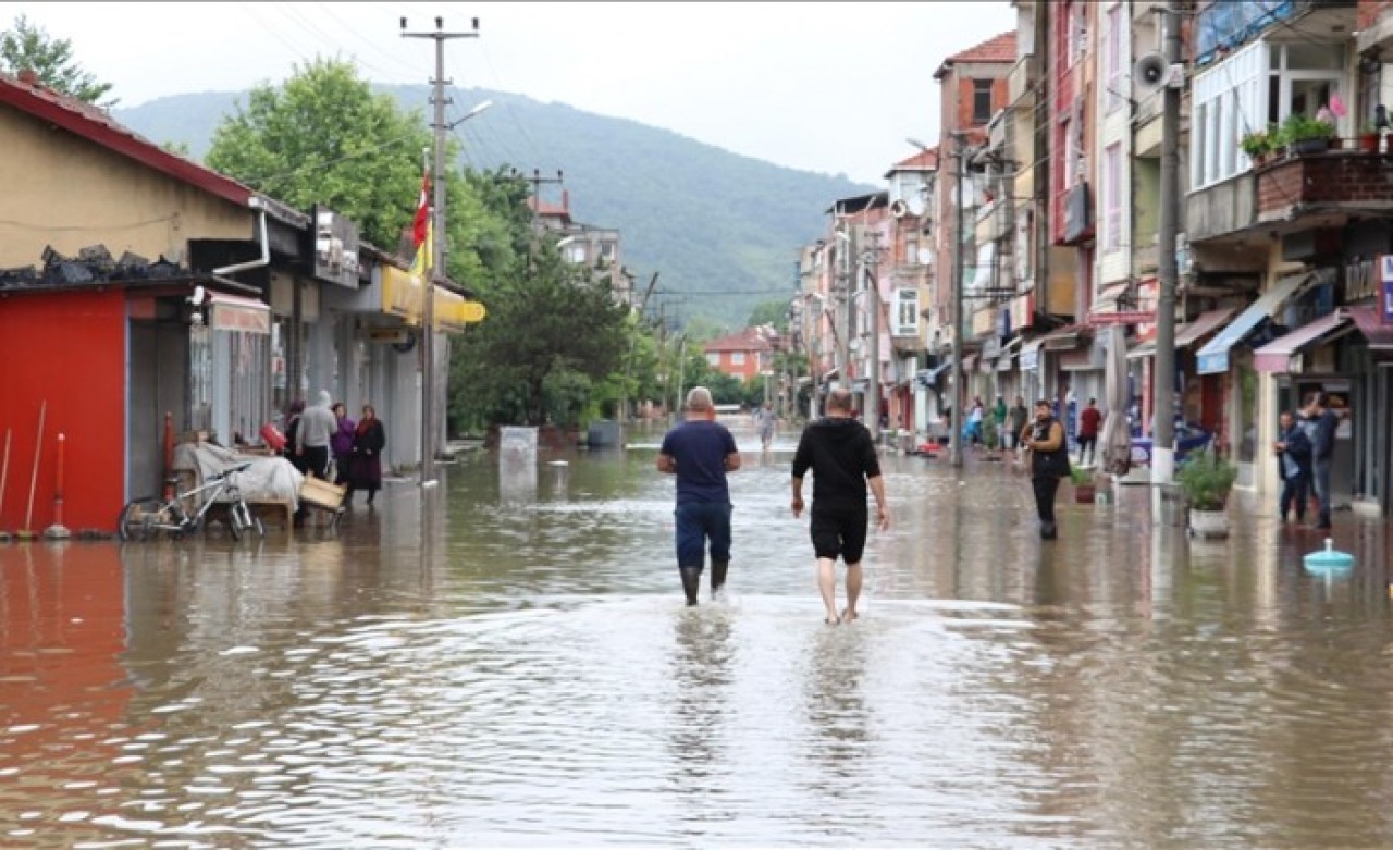 Meteoroloji illerin adını sayarak uyardı: Çok yağmur yağacacak; ani sel,  su baskını,  yıldırım,  doluya dikkat