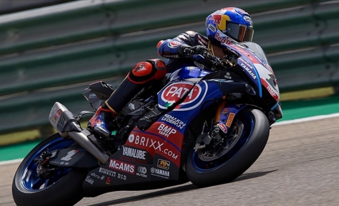 Milli motosikletçi Toprak Razgatlıoğlu,  İngiltere'de birinci oldu