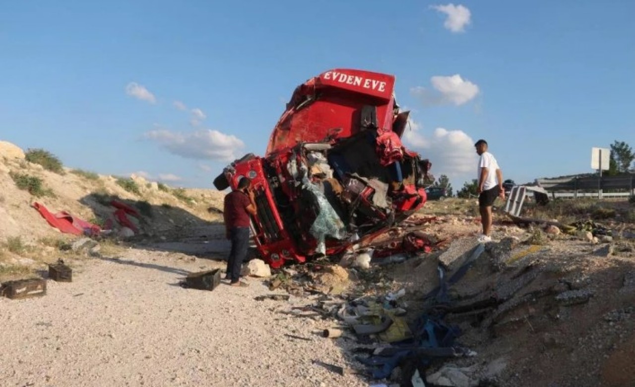 Ölüm virajında  feci kaza!  Çok sayıda ölü var