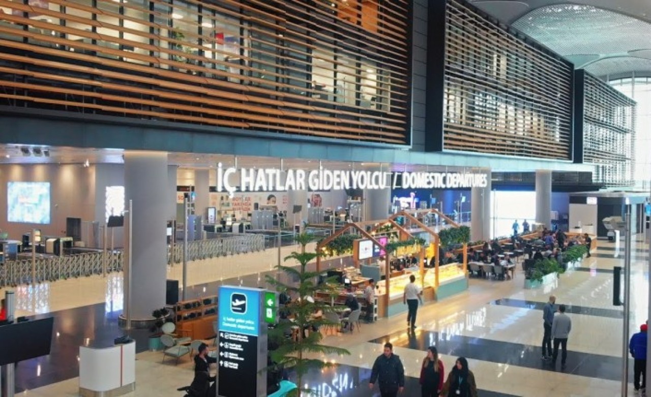 Sakın aç ve susuz gitmeyin! İstanbul Havalimanı'nda şoke eden fiyatlar: Bir pizza,  kola bakın kaç lira?