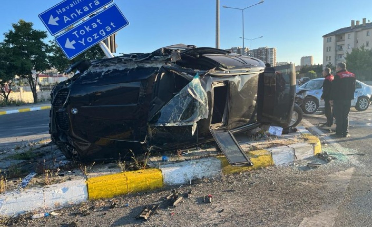 Sivas'ta cipin çarptığı otomobildeki Okan Tepeci öldü,  eşi ve kızı ağır yaralandı. Kaçan cipin sürücüsü Muhammet Gürbüz aranıyor