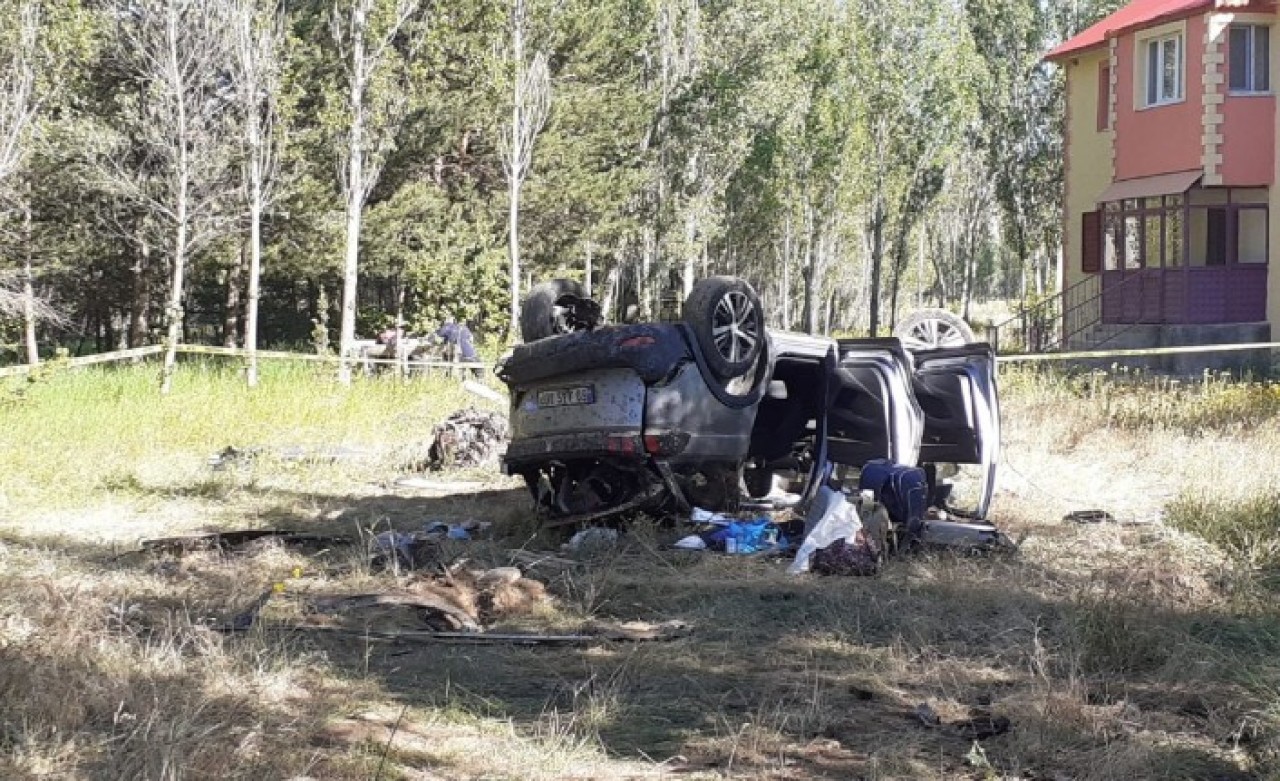 Sivas'ta korkunç kaza: Elmas Yıldırım,  Mehmet Turunç ve Betül Turunç öldü,  Göksal Yıldırım yaralandı