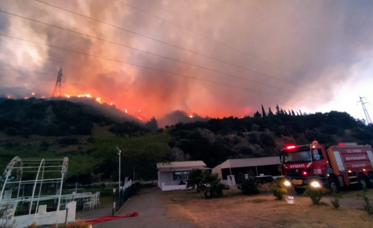 Söke'de orman yangını büyüyor: Yerleşim yerleri tahliye edildi