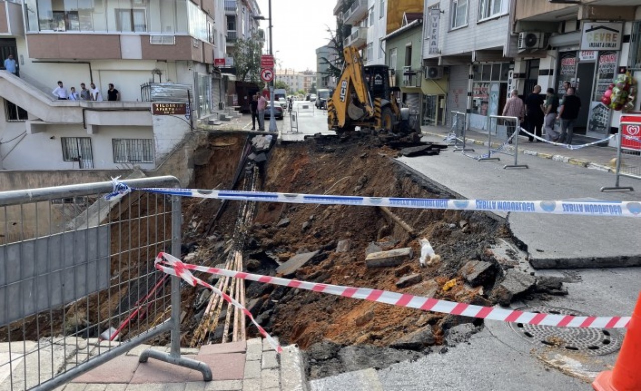 Üsküdar'da istinat duvarı çöktü,  3 bina tahliye edildi