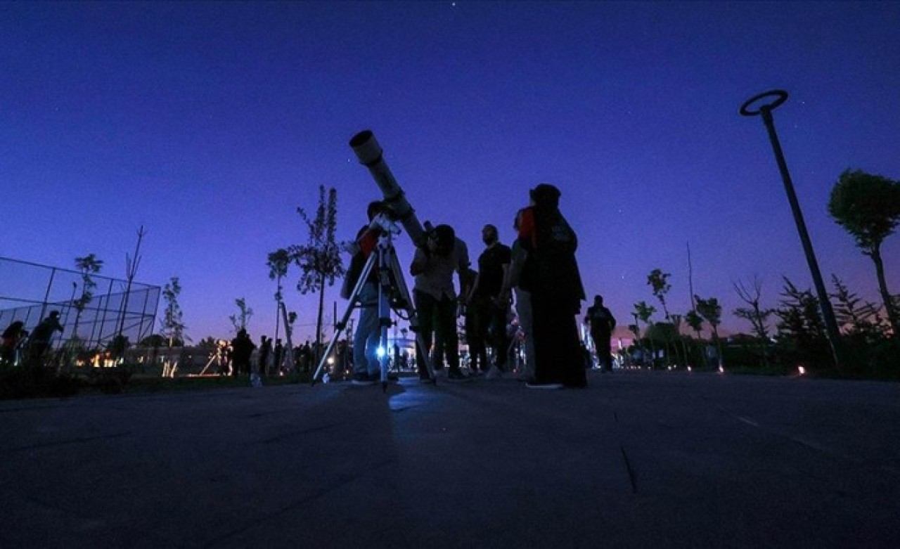 Vanlılar kentte ilk kez düzenlenen etkinlikte gökyüzünü gözlemledi
