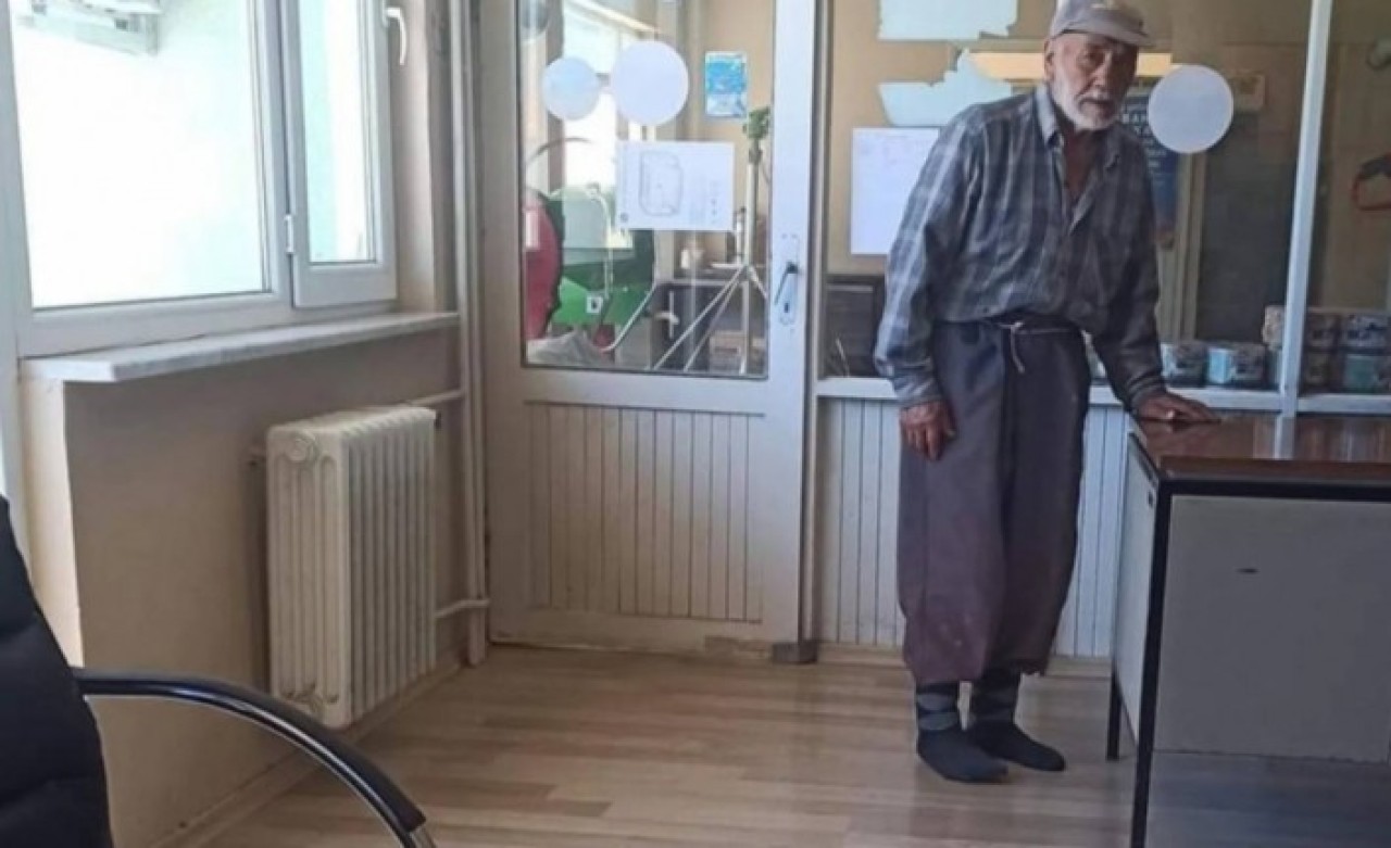 Yürekleri sızlattı! Yerler kirlenmesin diye ayakkabılarını çıkarması herkesi duygulandırdı