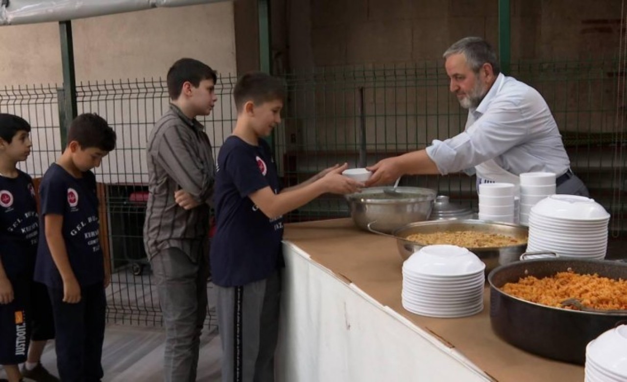 20 yıldır cami avlusunda yemek ikram ediyor