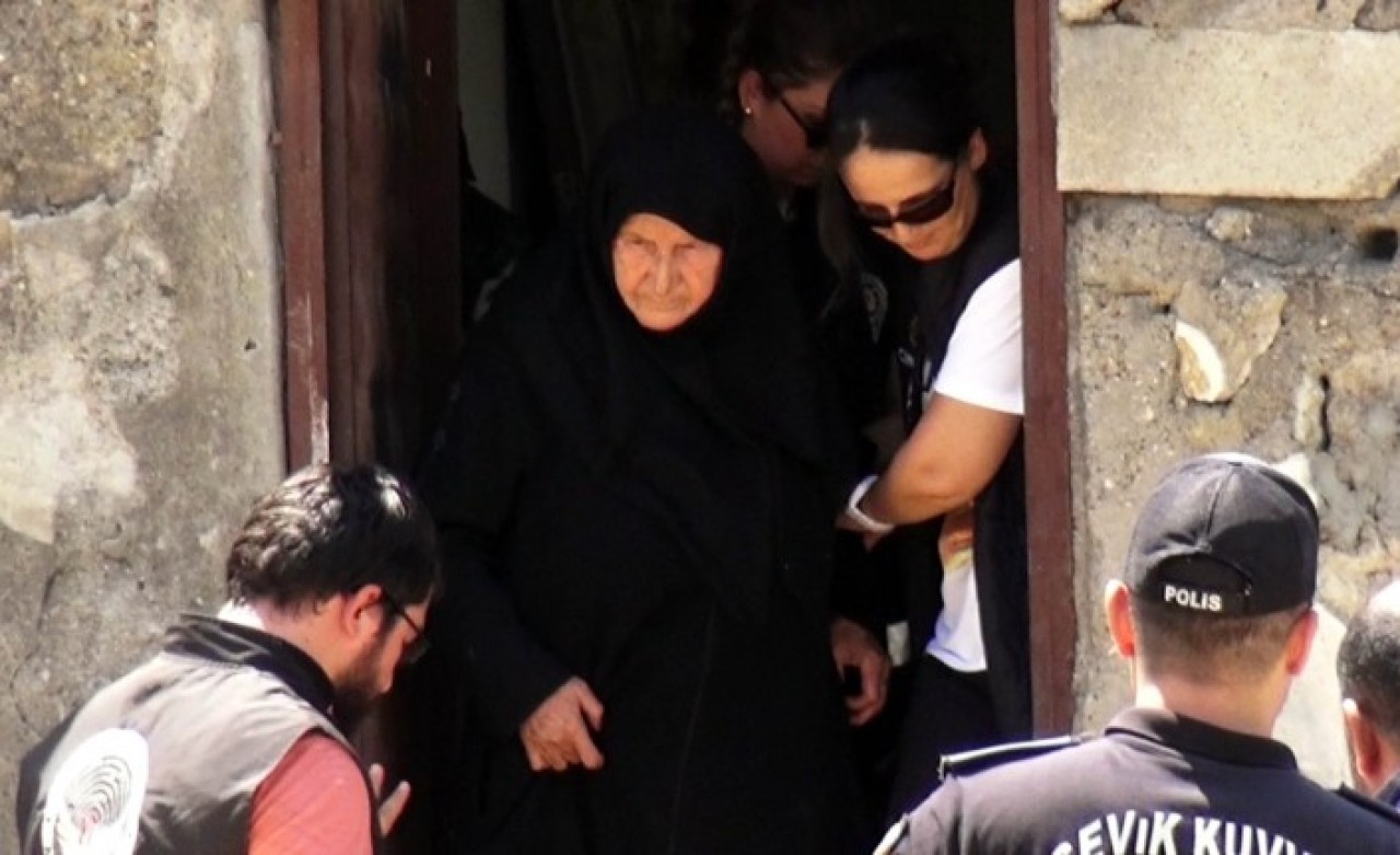 75 yaşındaki kadın her şeyi itiraf etti! Önce kocasını sonra kızını öldürüp üst üste gömmüş