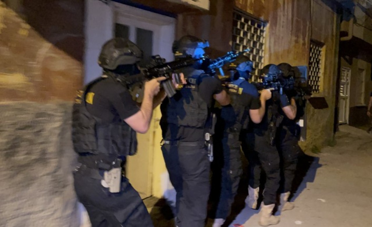 Adana'da şafak vakti operasyon: Kıskıvrak yakalandılar