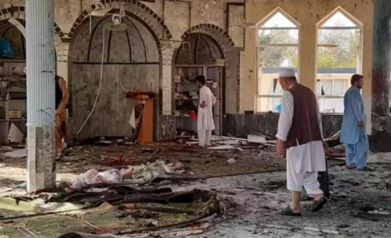 Afganistan'ın başkenti Kabil'de dün camiye düzenlenen bombalı saldırıda 21 ölü 33 yaralı