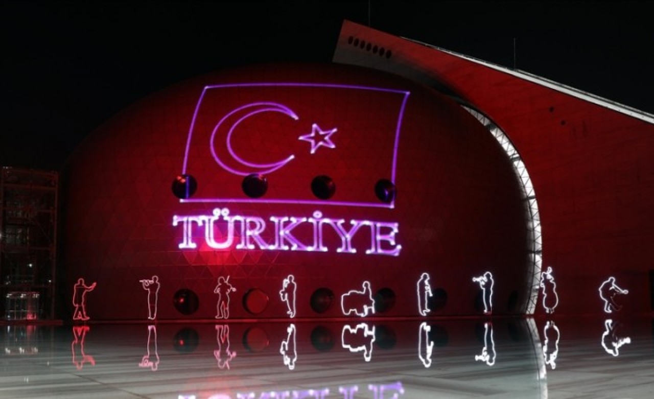 Ankara'da CSO binasına 30 Ağustos görselleri yansıtıldı