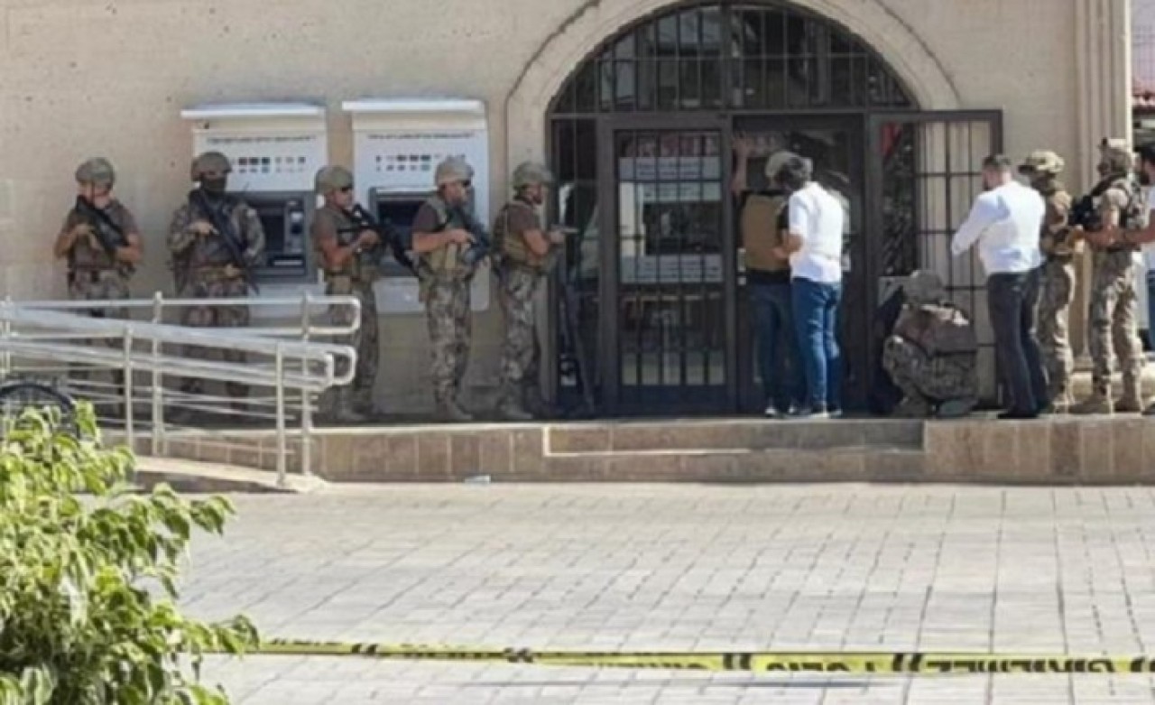 Antalya'da banka müdürü,  şube içerisinde silahlı bir kişi tarafından rehin alındı.