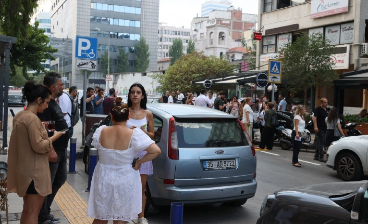 Aydın'da deprem: Halk panik halinde sokağa fırladı