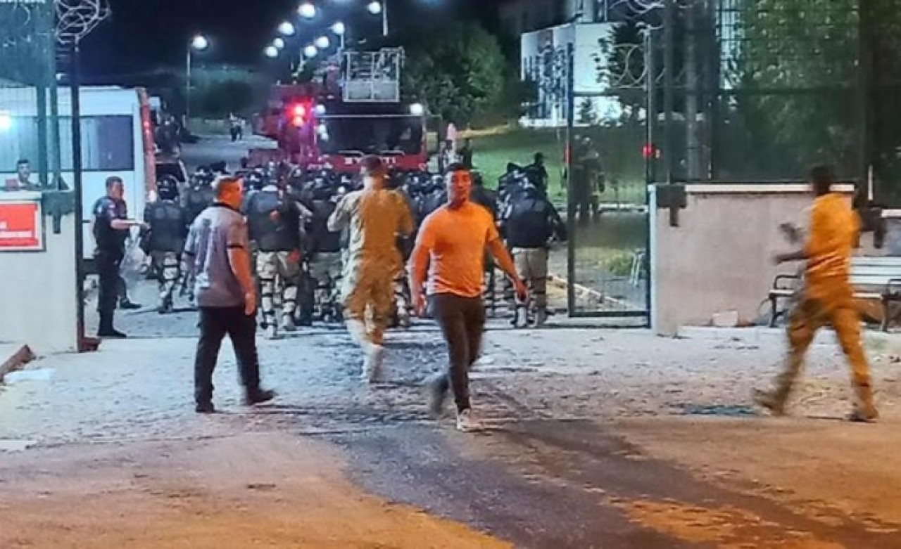 Böyle olacağı belli değil miydi? Ülkelerine gitmek istemeyen sığınmacılar,  yangın çıkardı