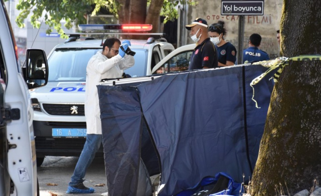 Bursa'da cesedi kaldırımda bulundu: Ayhan Uluyüz öldü