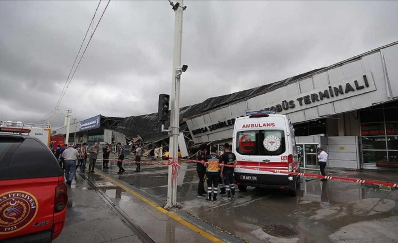 Bursa'yı sağanak vurdu: Yollar göle döndü,  otobüs terminali çöktü