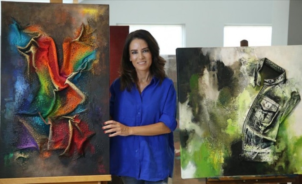 Çocukluğundan bu yana biriktirdiği atıkları tablolara dönüştürüyor