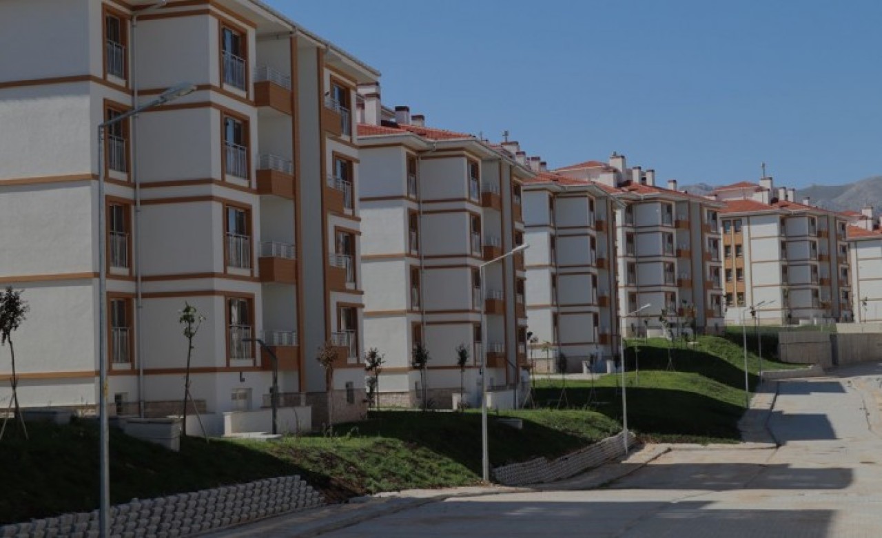 Cumhuriyet tarihinin en büyük sosyal konut projesi: Kimler kira öder gibi ev sahibi olabilecek? İşte şartları