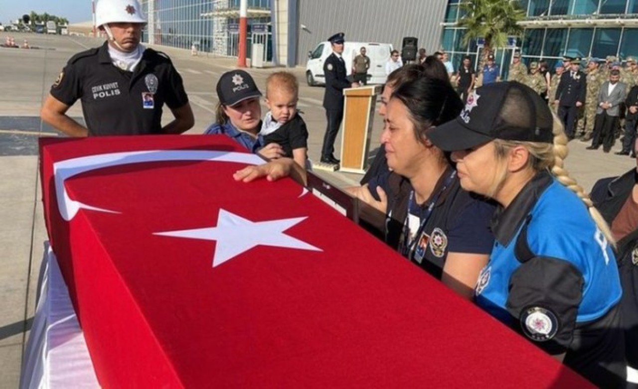 Derik,  ağlayarak uğurladı: Trafik kazasında şehit olan polis Yahya Ergin'in cenazesi memleketi Çanakkale'ye gönderildi 