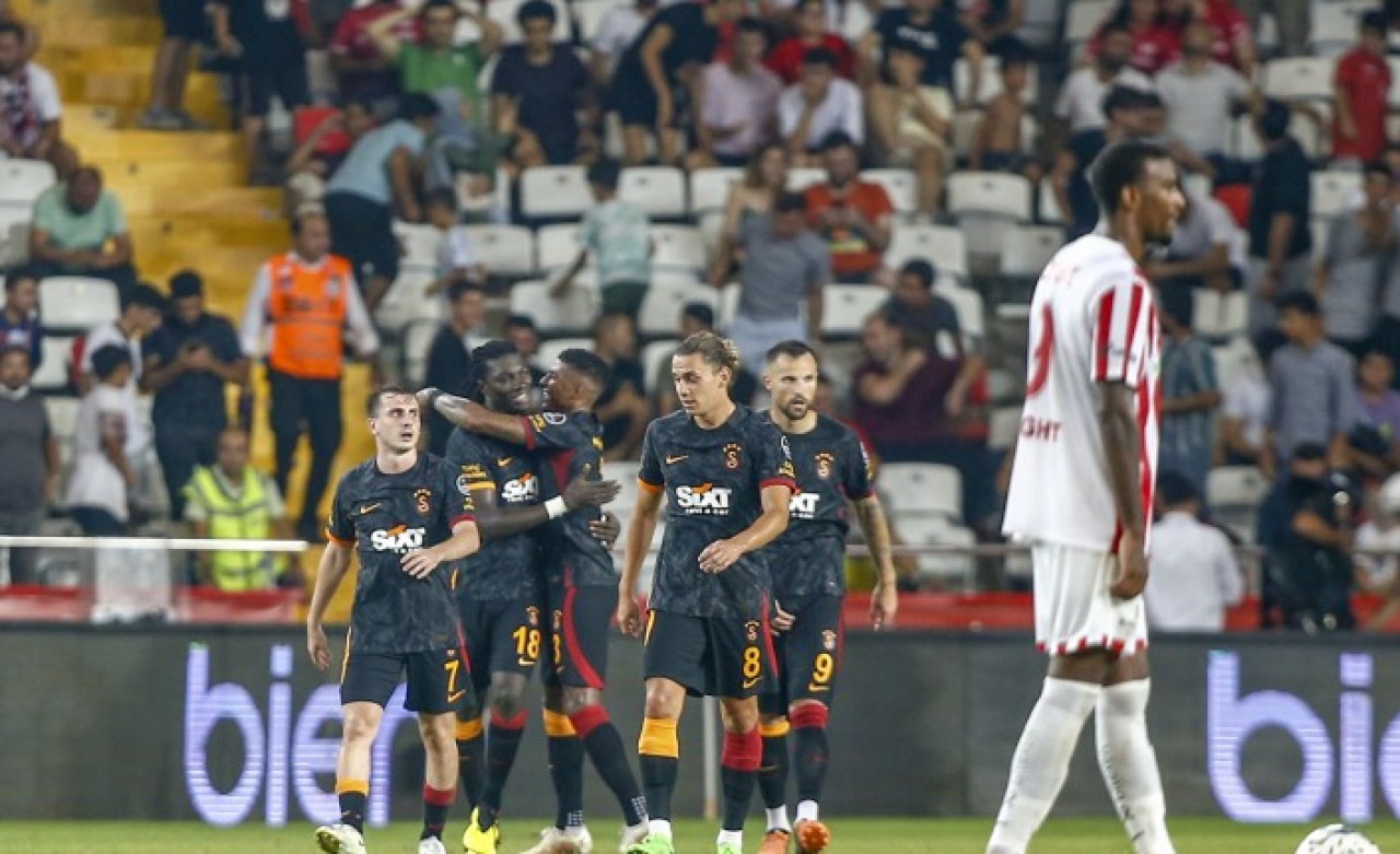 Direkten dönen top,  kaçan penaltı,  90'da gol: Antalyaspor-Galatasaray maçı nefes kesti