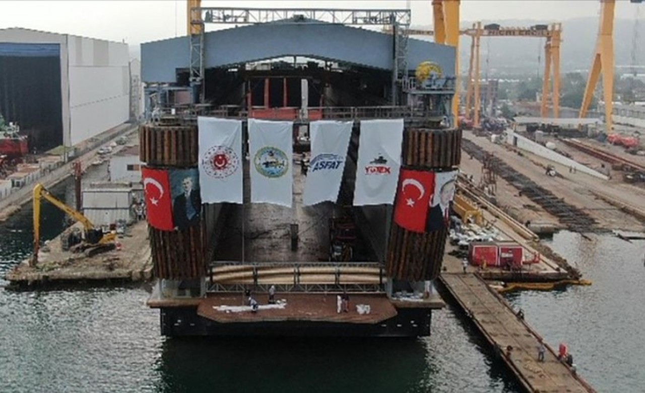 Dünyada kendi sınıfında tek olan denizaltı havuzu Yalova'da suya indirildi