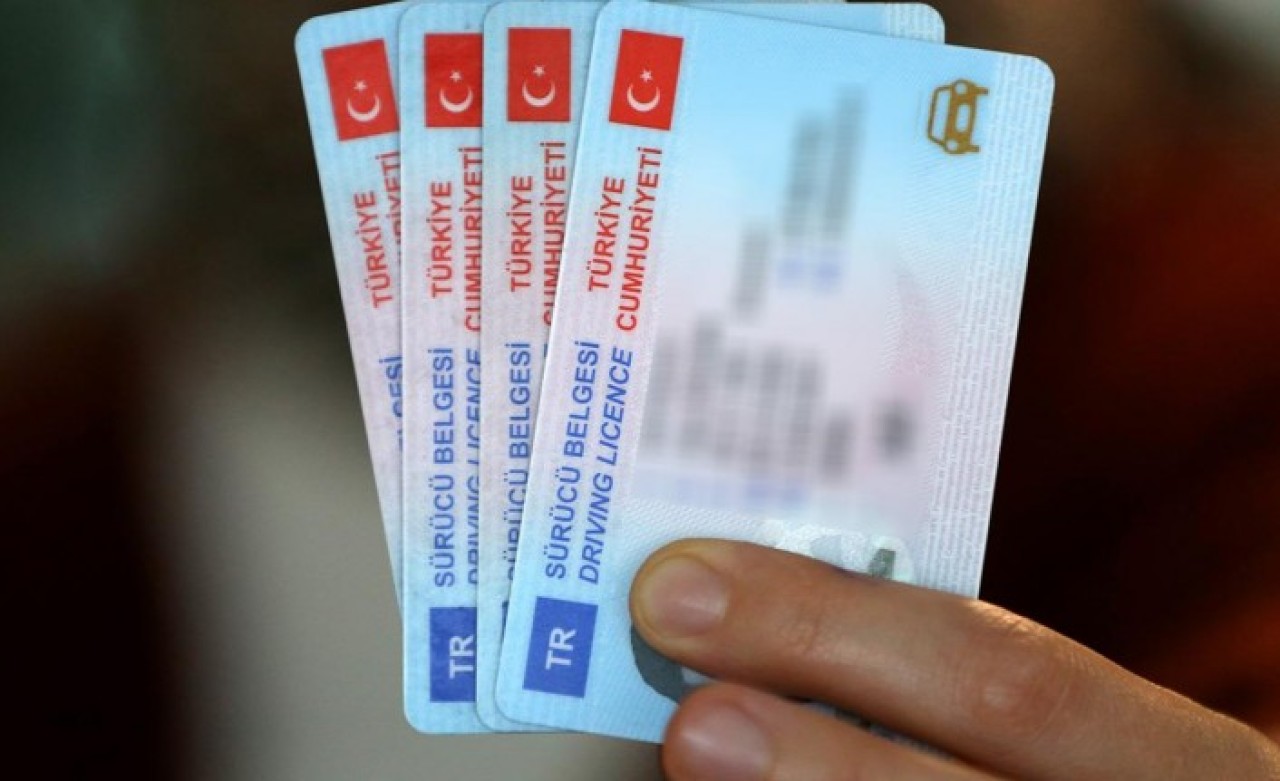 Ehliyet sahipleri dikkat! Bakanlıktan peş peşe duyuru geldi: Yapmayanlar ceza ödeyecek