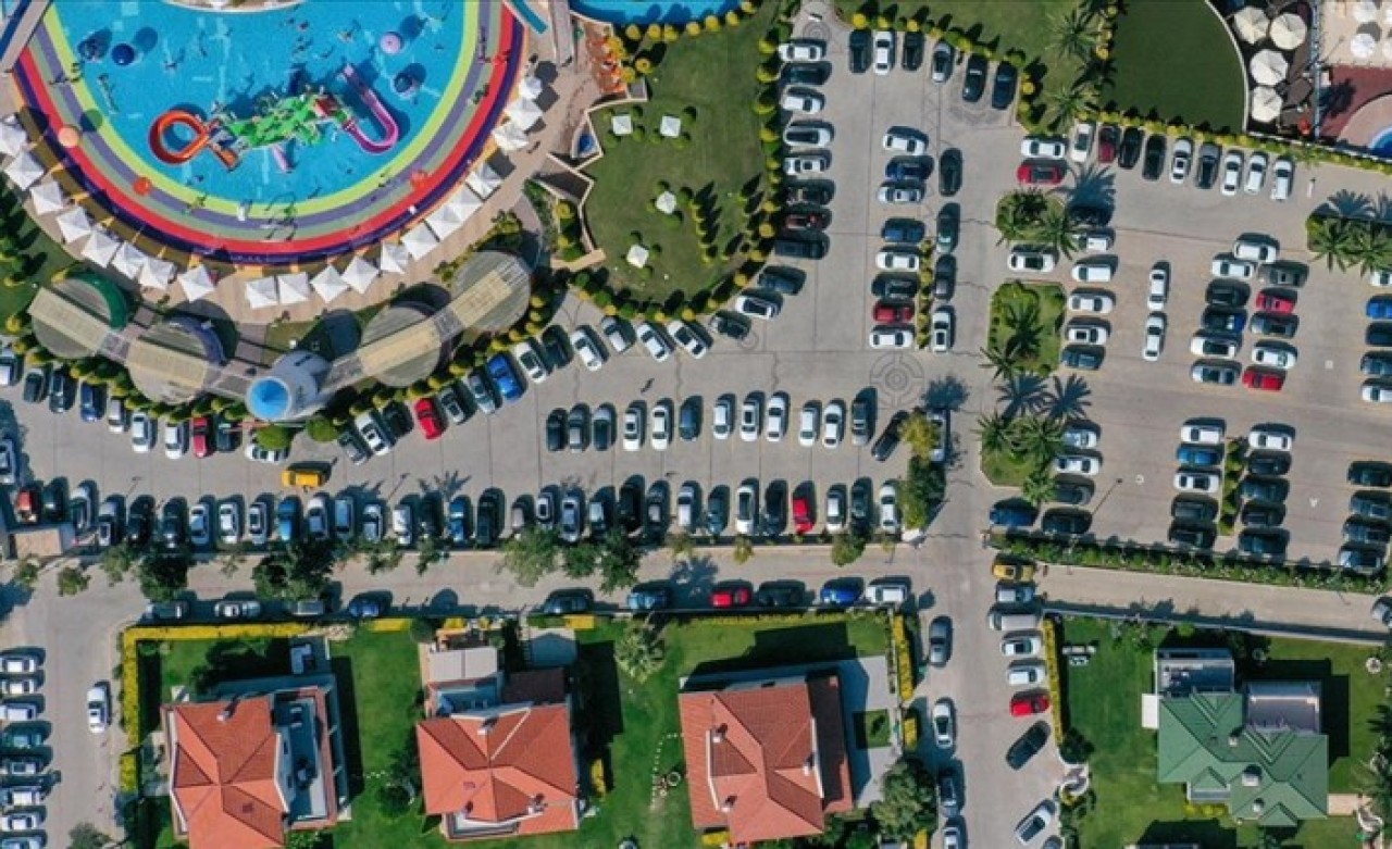 Elektrikli otomobil şarj istasyonları,  tatilcilerin otel tercihini etkiliyor