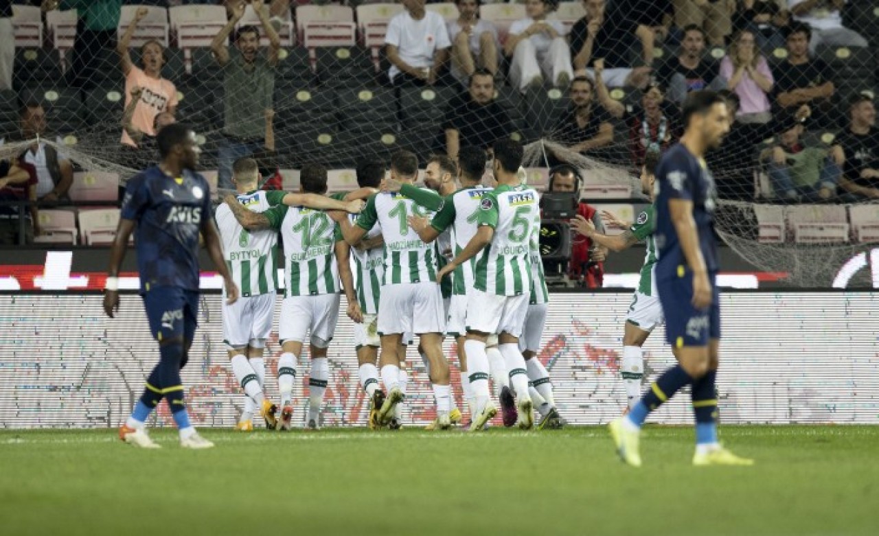 Fenerbahçe,  Konyaspor karşısında ağır yara aldı: 1 gol,  2 kırmızı kart