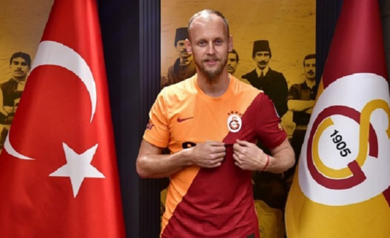 Galatasaray'da forma giyen 31 yaşındaki Semih Kaya futbolu bıraktığını açıkladı.