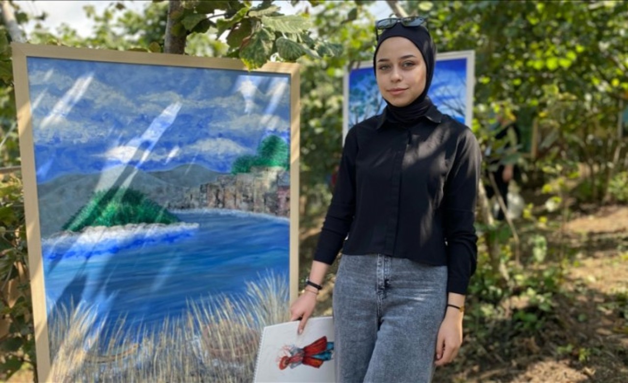 Genç sanatçı adayları "hasat şenliği"ne fındık dallarına astıkları resimlerle katıldı