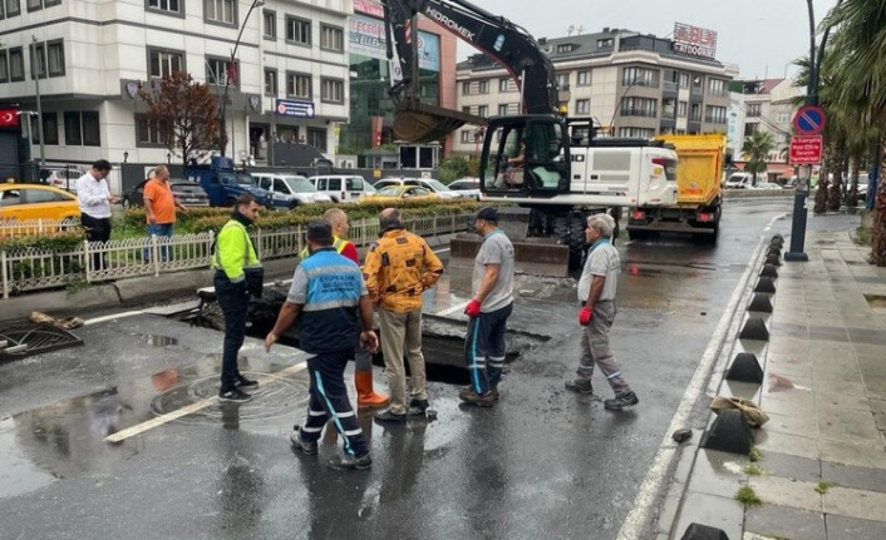 Her yağmur aynı manzara! İETT otobüsünün geçişi sırasında yol çöktü
