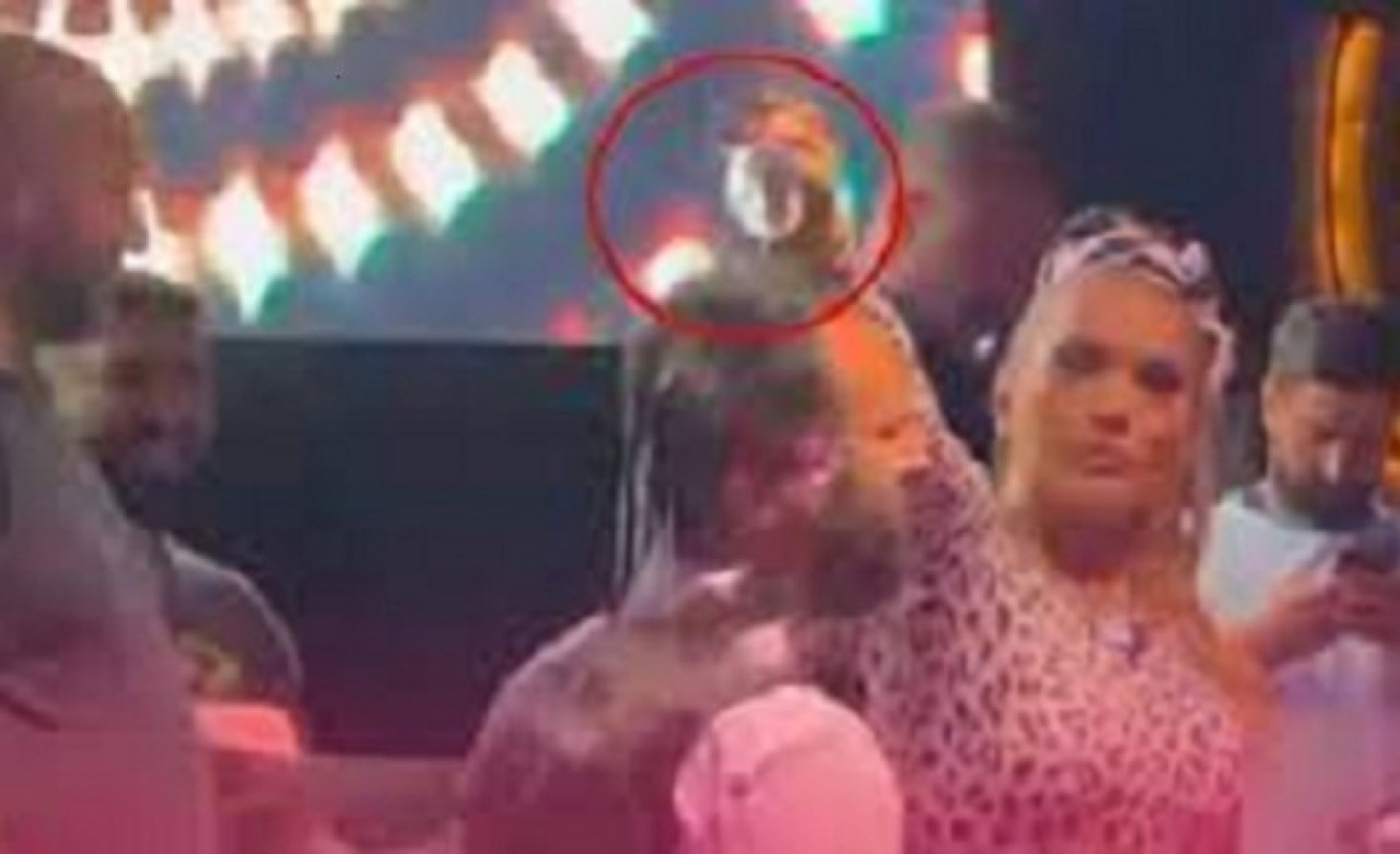 İçkiyi beğenmeyerek kadehi garsonun başında aşağı döken Demet Akalın,  Twitter'da linç ediliyor