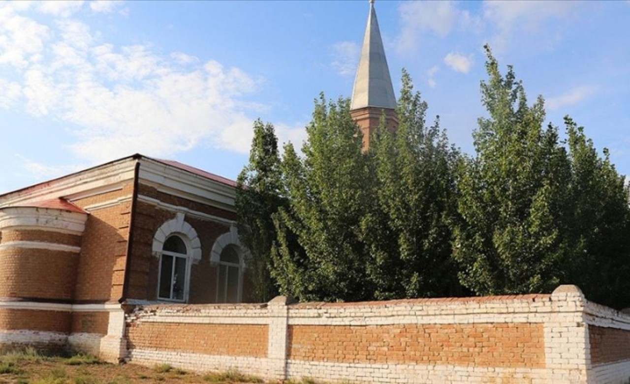 İnşasında at sütü kullanılan asırlık cami orijinal rengini koruyor