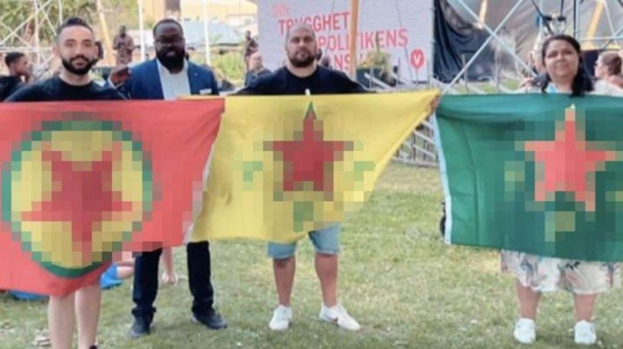 İsveç'te bu yapılan alçaklık: Milletvekilleri terör örgütü paçavralarıyla poz verdi