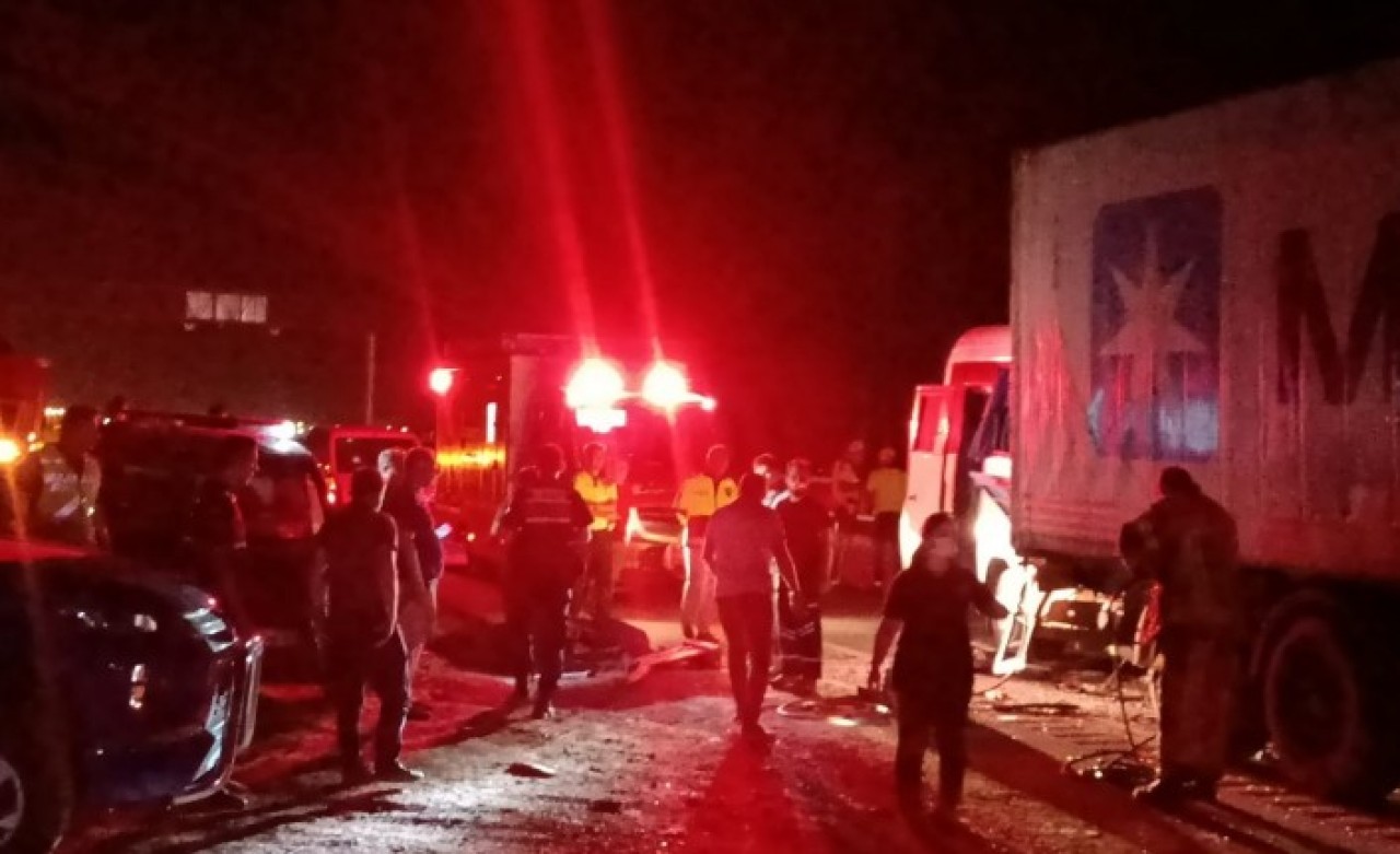 İzmir'de servis minibüsü TIR'la çarpıştı: Bülent Kılçay ve Yıldırım çınar öldü