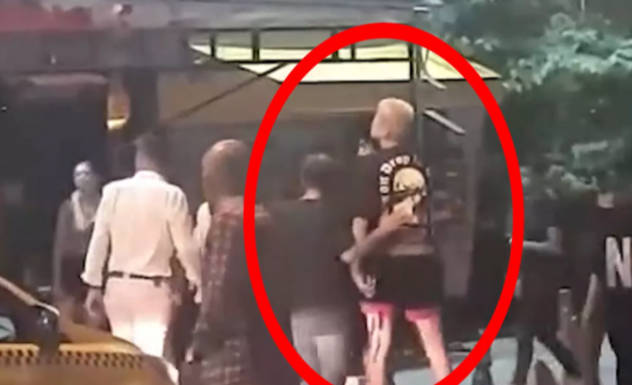 Kadıköy'de kendisine laf atan adamı Ebrar Karakurt'un elinden zor aldılar