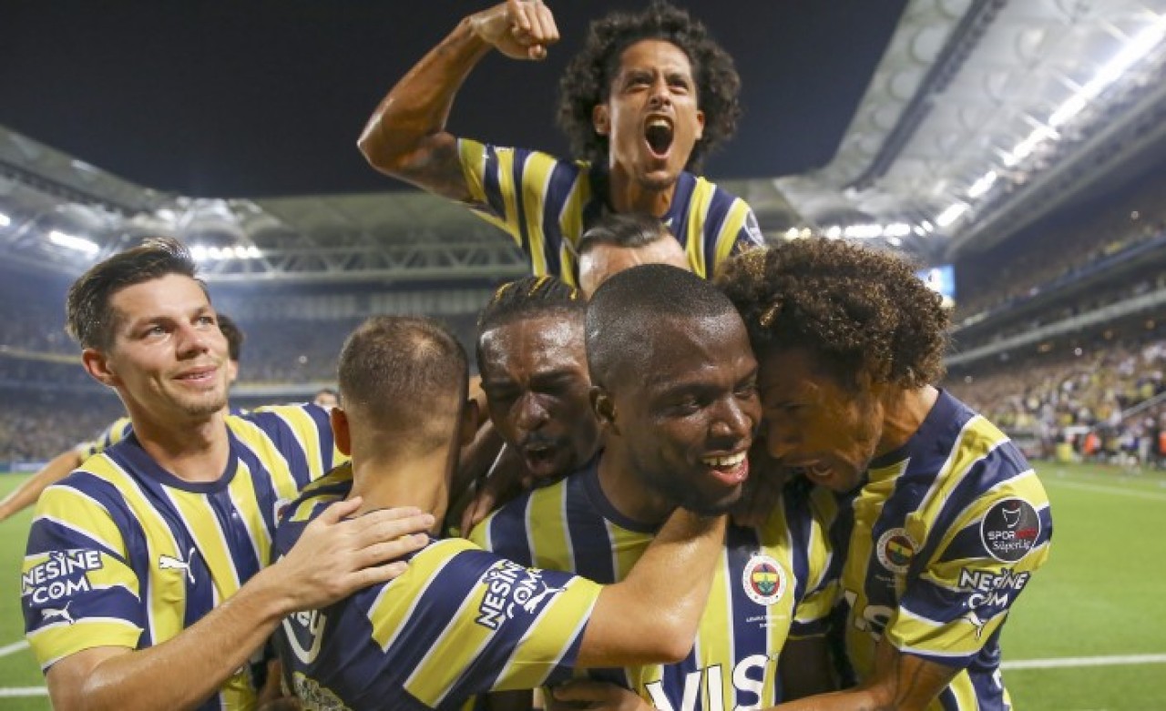 Kadıköy'de gol yağmuru: Fenerbahçe,  Adana Demirspor'u vurdu,  ligin zirvesine kuruldu