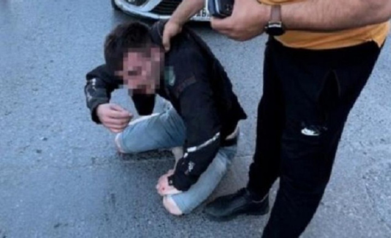 Kızına uyuşturucu madde satan şahsı,  döve döve karakola götürdü