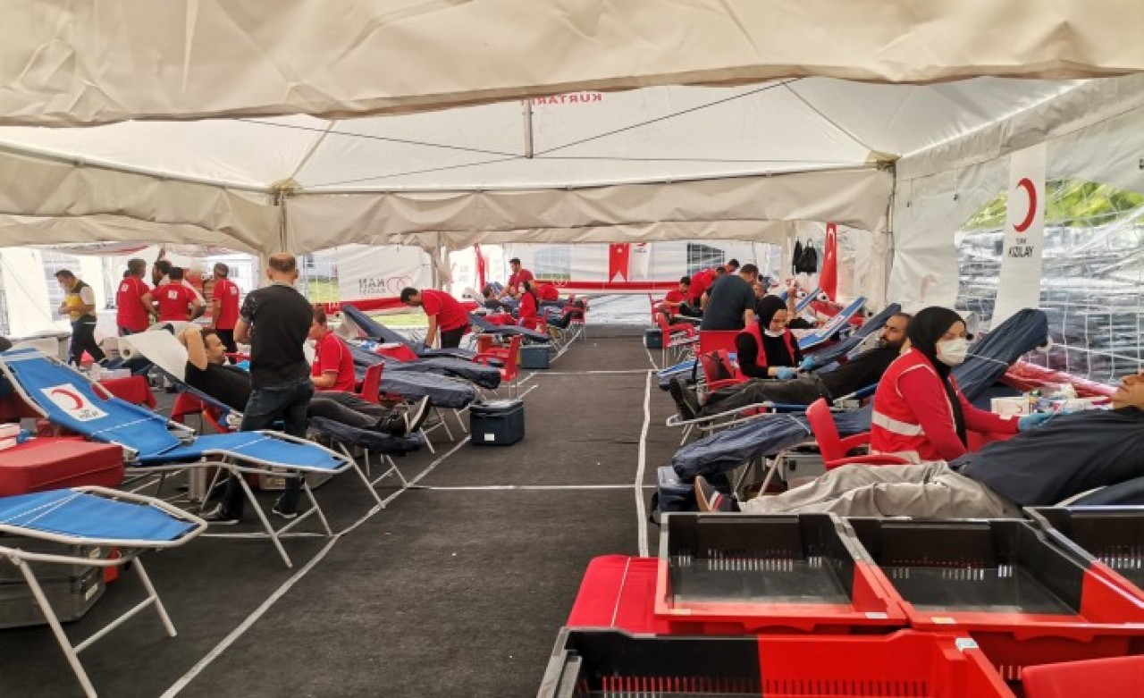 Küçükçekmece Kızılay Şube Başkanı İpek'in çağrısıyla,  Kanlarını akıtmak yerine Kızılaya bağışladılar