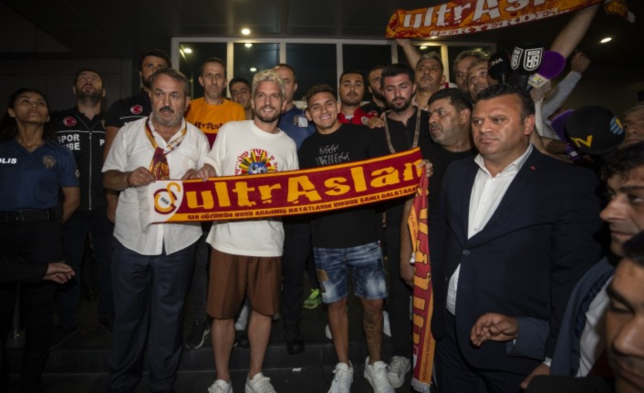 Lucas Torreira ve Dries Mertens,  Galatasaray için İstanbul'da: Yer yerinden oynadı!