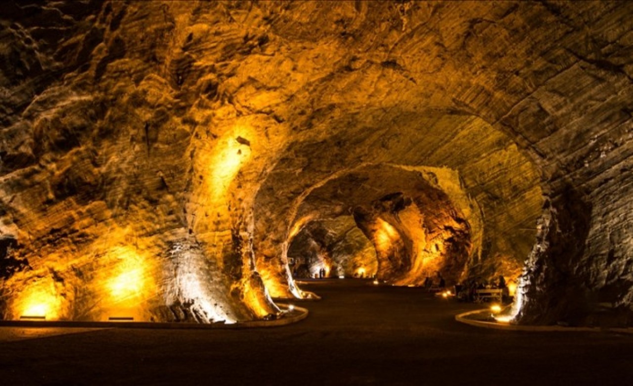 Mağara içindeki  Tuz Terapi Merkezi ziyaretçi ağırlamaya devam ediyor